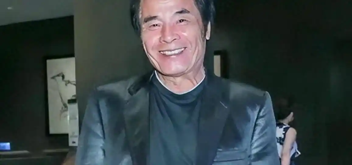 七旬富豪与六妻同屋，每月豪掷7万零花，今又迎娶小娇妻