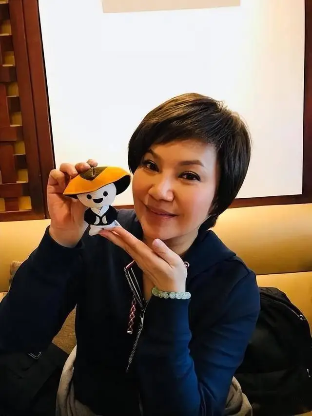 雷洪：前后娶“6个老婆”，每人每月7万零花钱，71岁娶第七房小娇妻