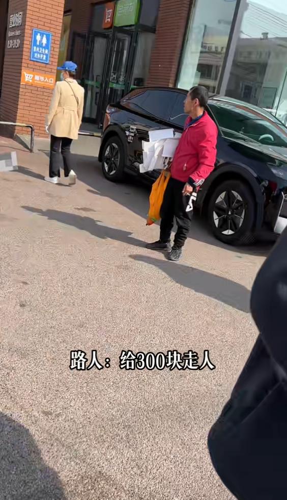 宝马司机外地被碰瓷后续：老头叫多人围堵，车主发声，知情人爆料