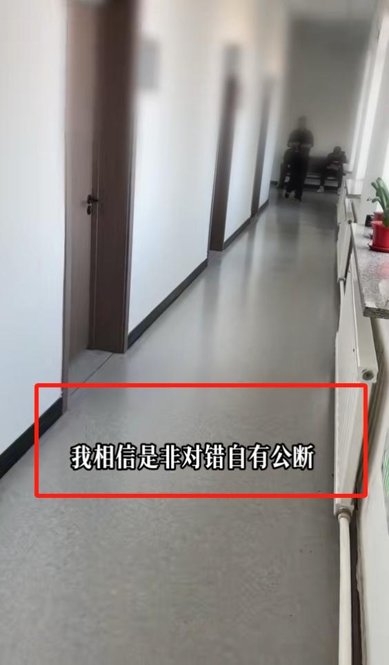 宝马司机外地被碰瓷后续：老头叫多人围堵，车主发声，知情人爆料