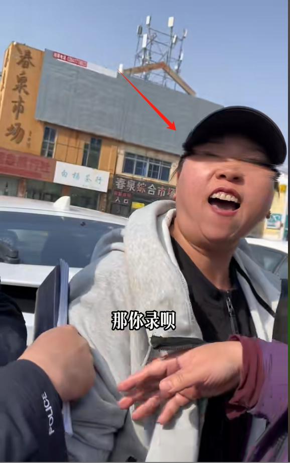 宝马司机外地被碰瓷后续：老头叫多人围堵，车主发声，知情人爆料