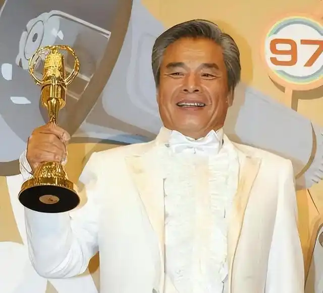 “6个老婆”同住一屋，每人每月7万零花钱，71岁又娶第七房小娇妻