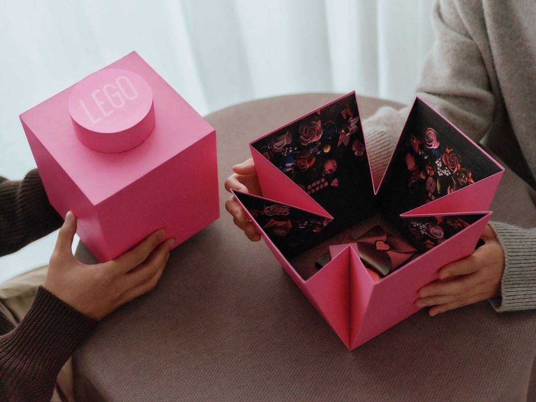 当情人节不止于礼物而关乎“共同创造”，以乐高®花植系列拼出花式爱意！