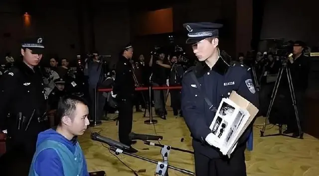 大学生药家鑫被判死刑，想捐出眼角膜，父亲拒绝：你把罪恶都带走