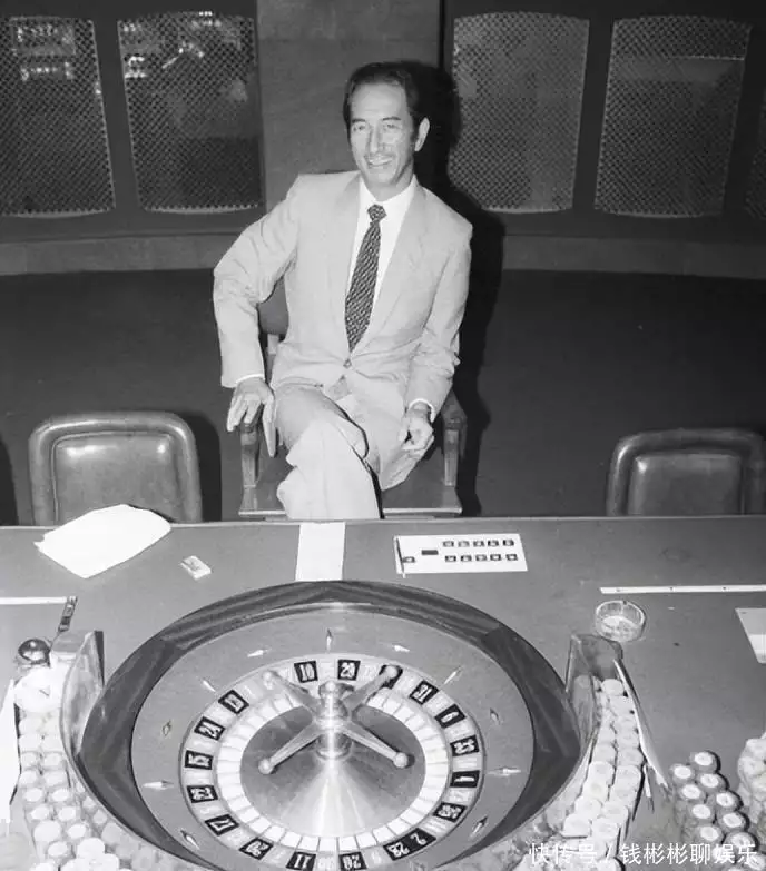 赌王何鸿燊去世一年才下葬，不是因为风水，而是与李嘉诚妻子有关