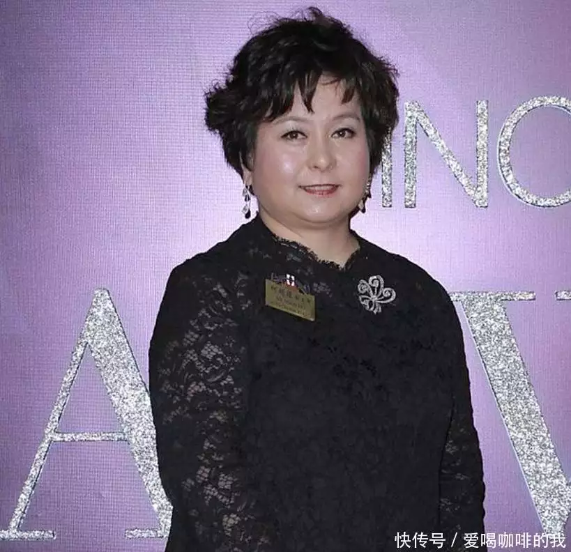 盘点赌王何鸿燊的17个子女及现状，大房最惨，二房成最大赢家！