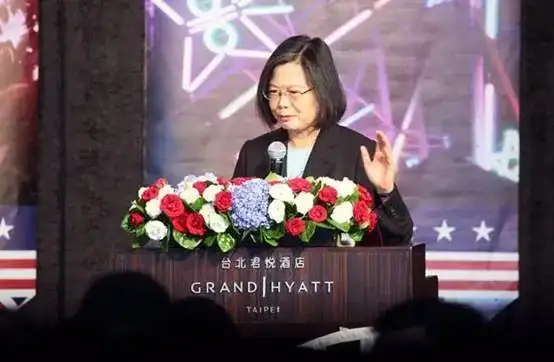 蔡英文当众献媚，还拉着他们仨……