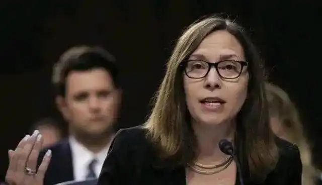 蔡英文当众献媚，还拉着他们仨……