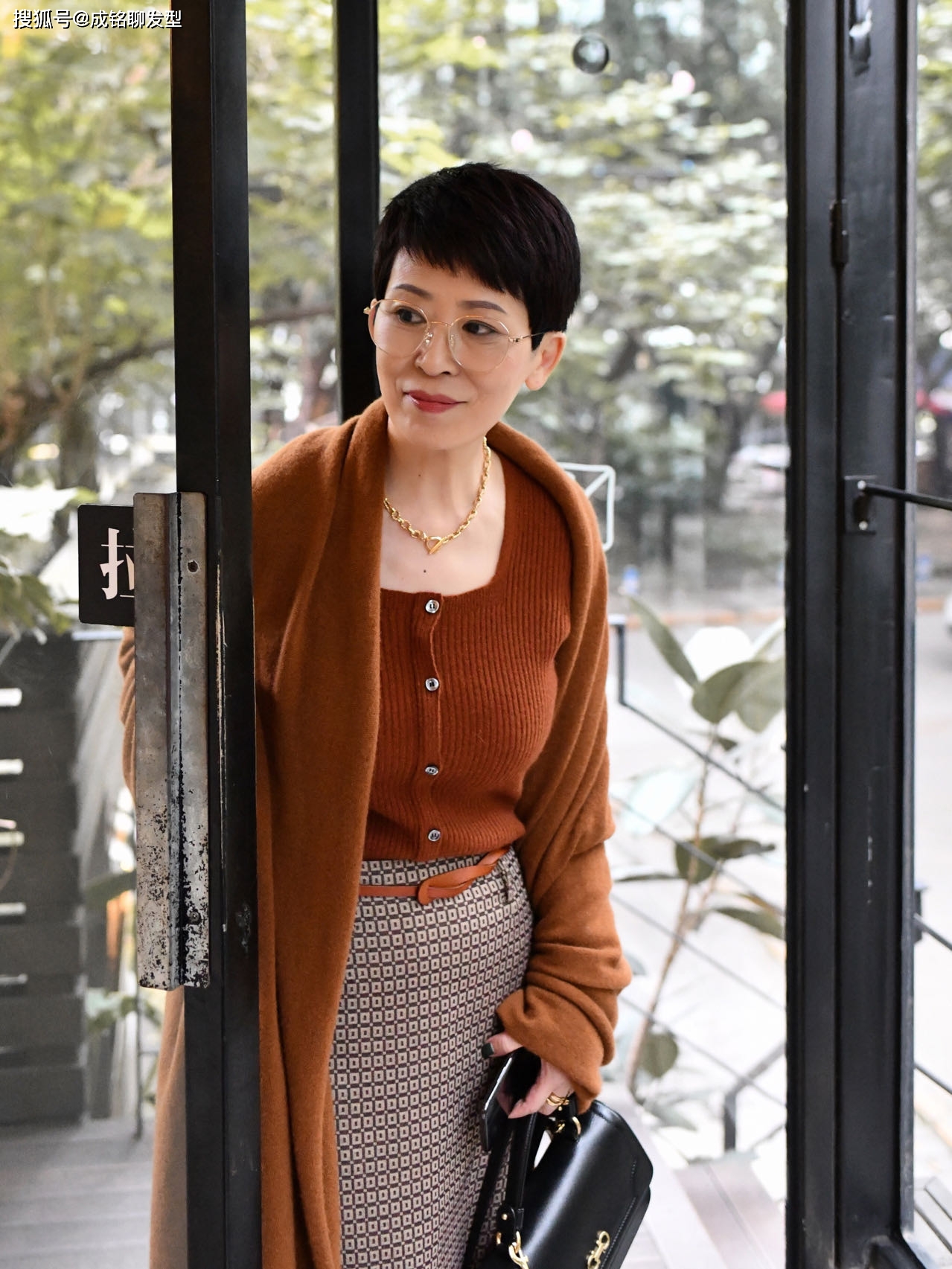 女人过了60岁别总穿裤子，试试洋气百搭的裙子，减龄舒服又时髦