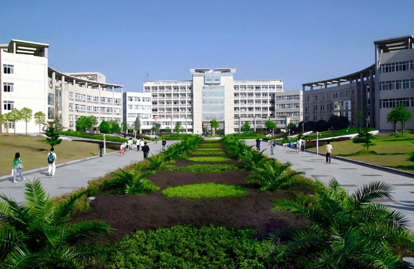 中分段想进国家电网，东北电力、上海电力和三峡大学，怎么选呢？