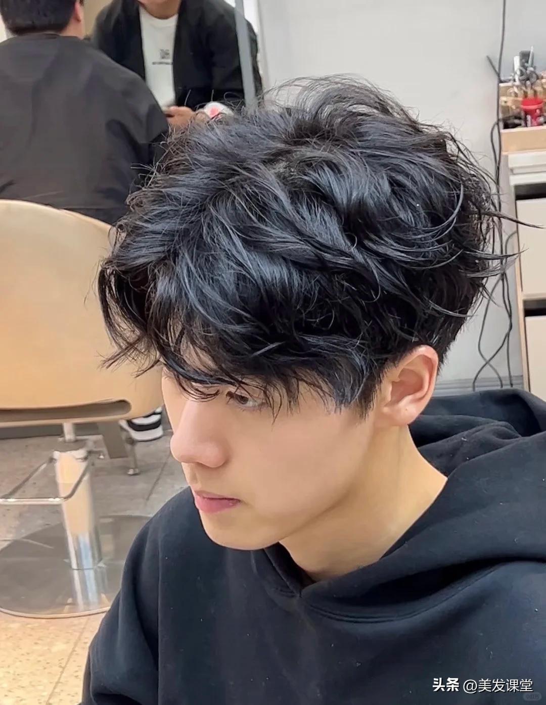 男生必看烫发大全 ： 2025最火烫发发型大盘点 ，超全面的发型解析