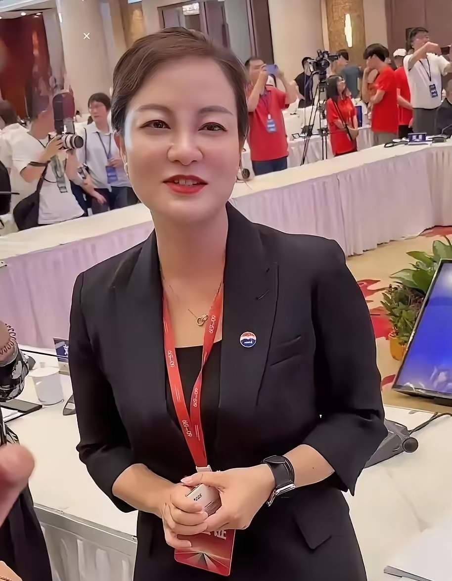 茅台美女董秘蒋焰落马,三任董事长出事她都升,近50岁仍然韵犹存