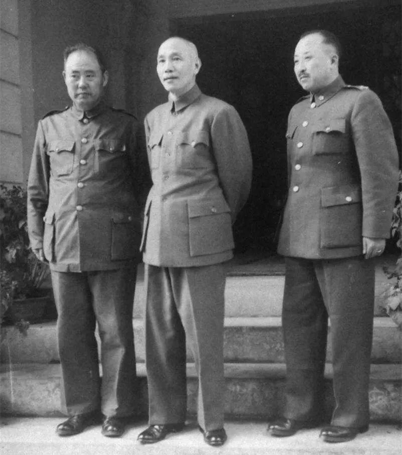 傅作义十万大军突袭,西柏坡告急,毛泽东:看我四则电讯退敌