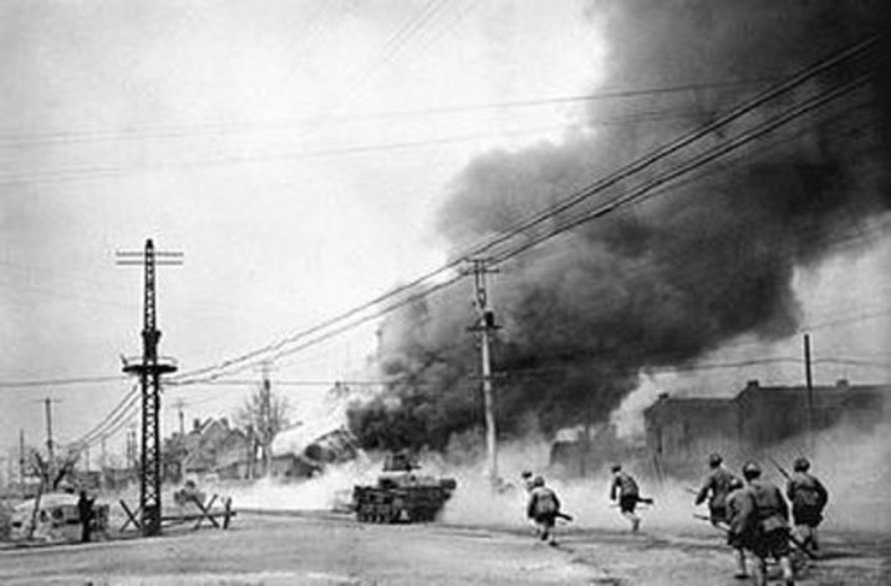 傅作义十万大军突袭,西柏坡告急,毛泽东:看我四则电讯退敌