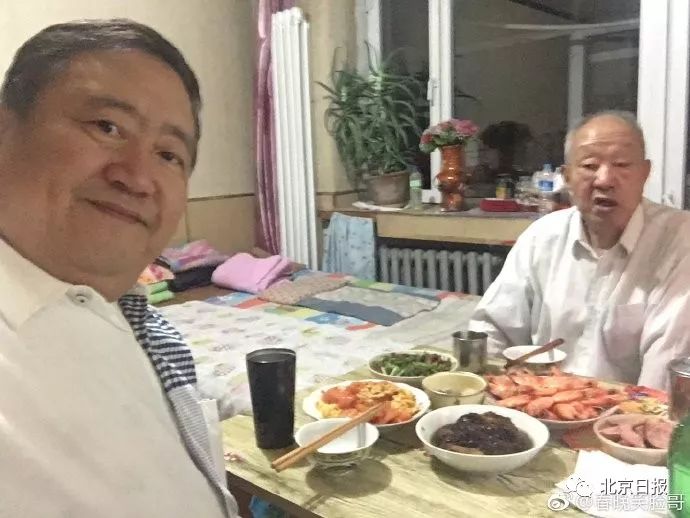 霸屏春晚19年的“笑脸哥”，今年没见着？原来……