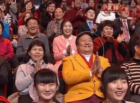 央视春节晚会最牛粉丝,连续19年稳坐观众席,被称“春晚笑脸哥”
