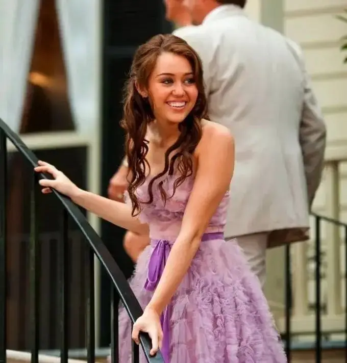 9岁出道、11岁歌影双栖爆红，却因一段视频差点毁掉人生