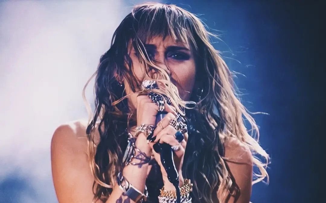 9岁出道、11岁歌影双栖爆红，却因一段视频差点毁掉人生