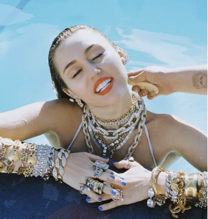 9岁出道、11岁歌影双栖爆红，却因一段视频差点毁掉人生