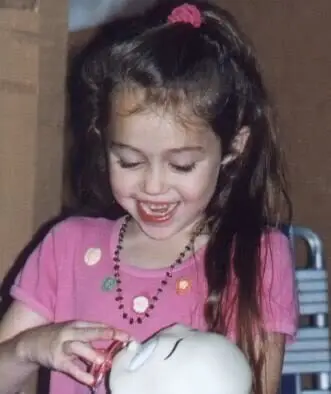 9岁出道、11岁歌影双栖爆红，却因一段视频差点毁掉人生