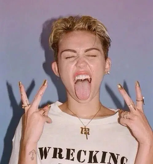 9岁出道、11岁歌影双栖爆红，却因一段视频差点毁掉人生