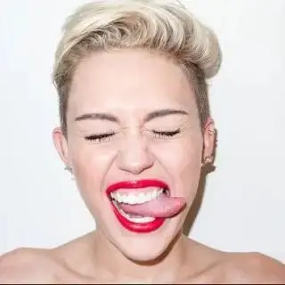 9岁出道、11岁歌影双栖爆红，却因一段视频差点毁掉人生