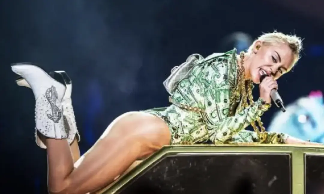 9岁出道、11岁歌影双栖爆红，却因一段视频差点毁掉人生