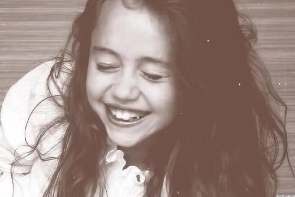 9岁出道、11岁歌影双栖爆红，却因一段视频差点毁掉人生