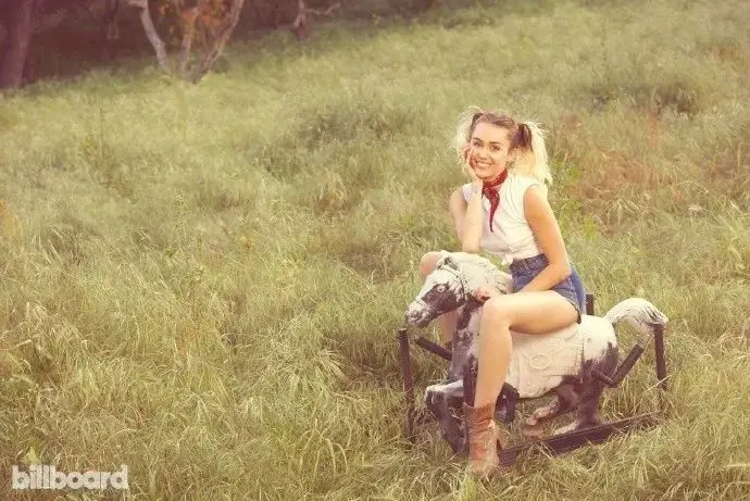 9岁出道、11岁歌影双栖爆红，却因一段视频差点毁掉人生