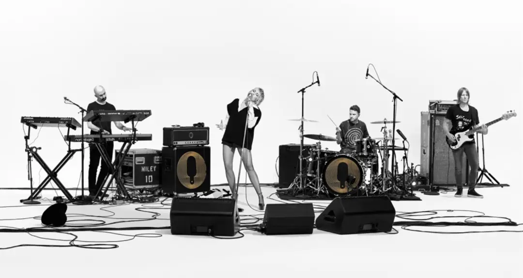 9岁出道、11岁歌影双栖爆红，却因一段视频差点毁掉人生