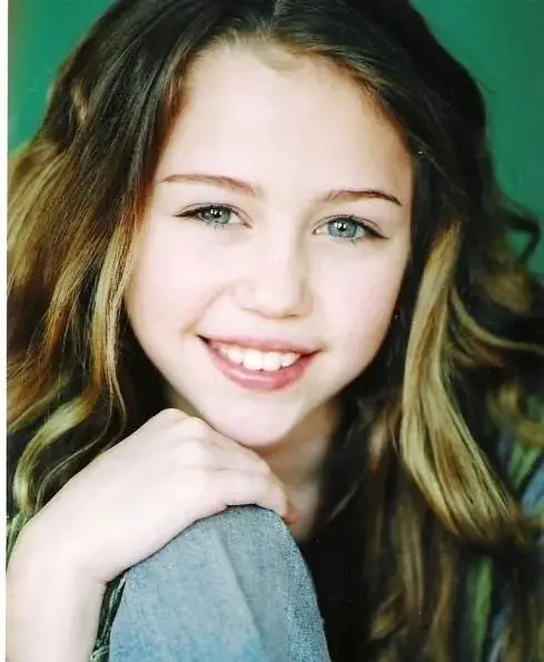 9岁出道、11岁歌影双栖爆红，却因一段视频差点毁掉人生