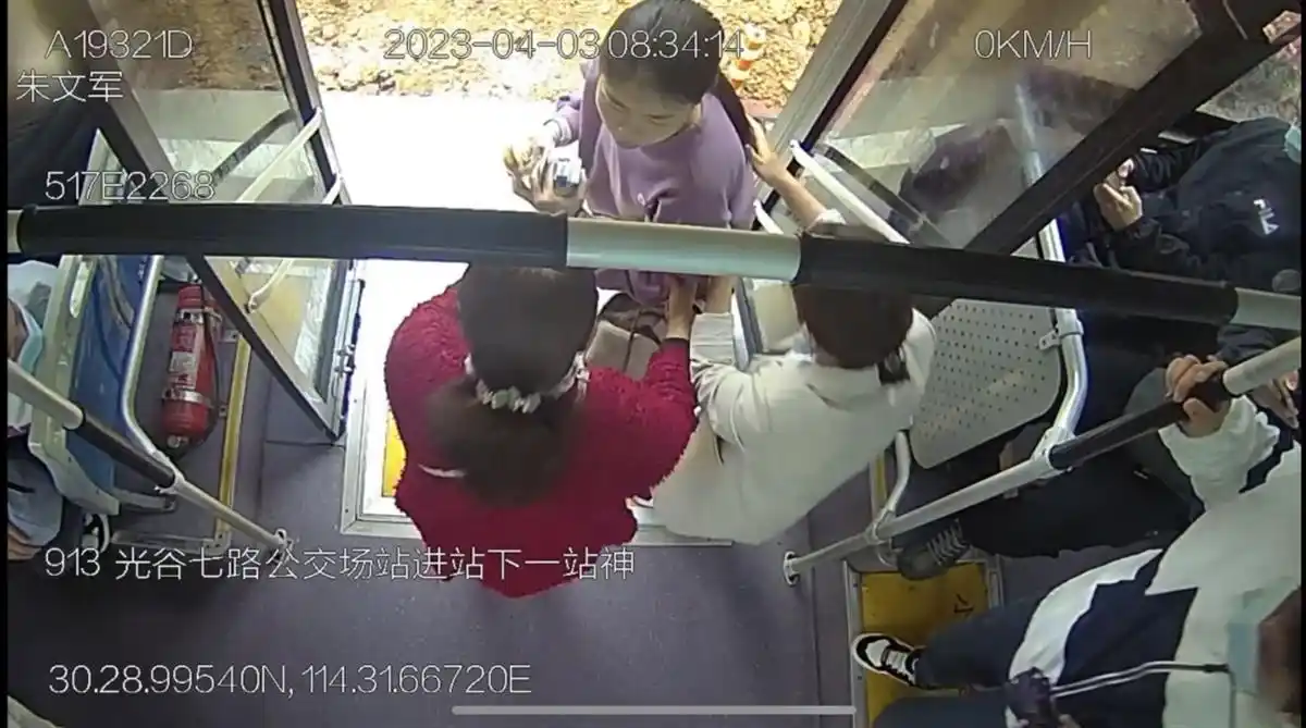 武汉公交车上一女子身体不适，司机和乘客纷纷伸出援手