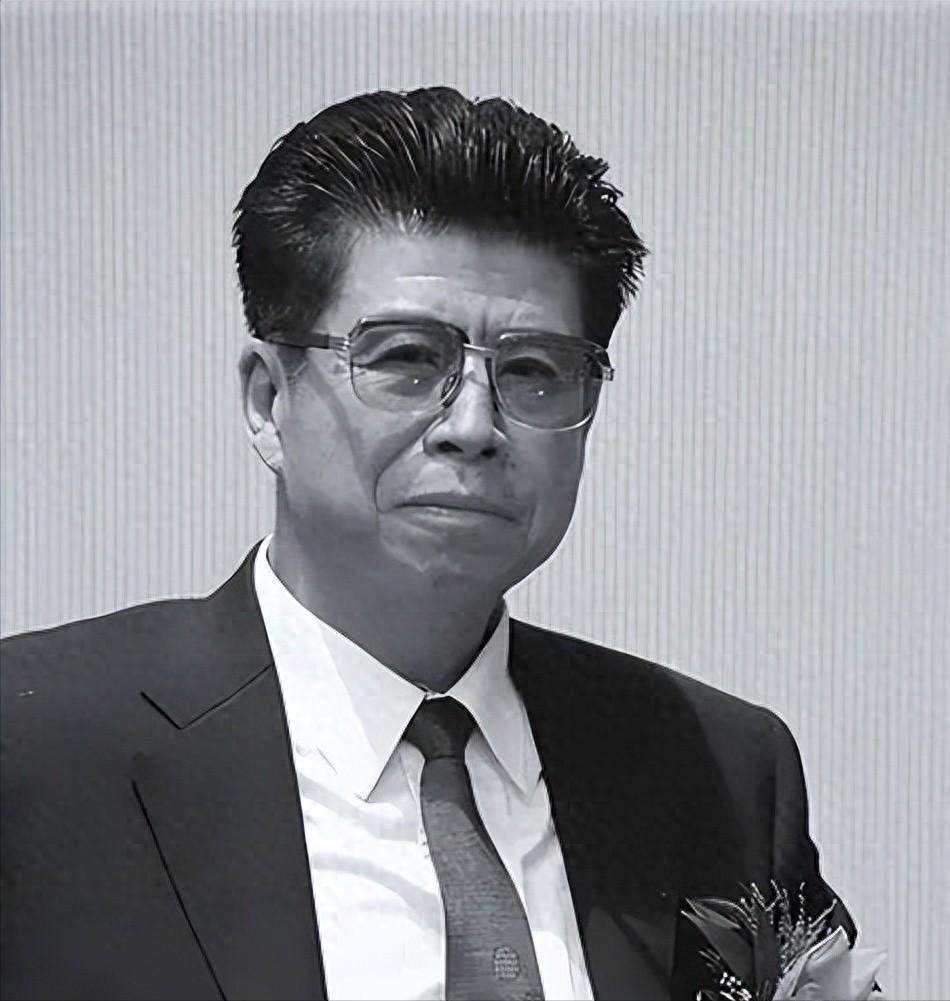 他是建国以来潜逃级别最高的贪官，逃跑方式不得知，至今还未落网