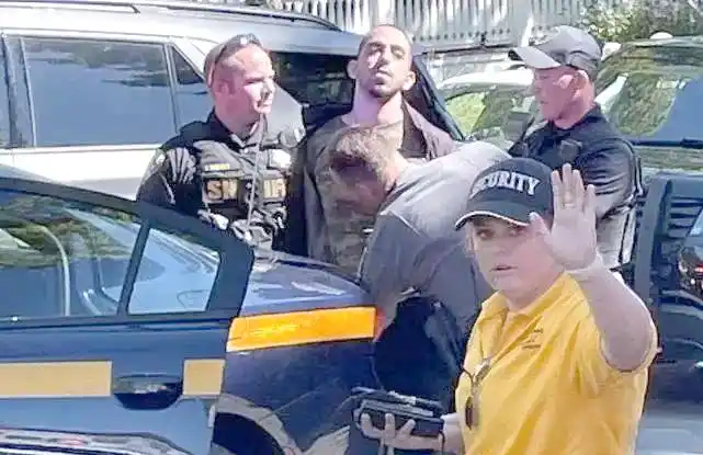 萨尔曼·拉什迪被刺事件：背后的人生与争议