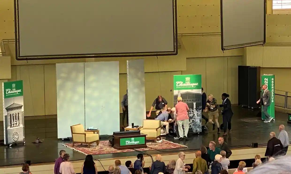 作家拉什迪遇袭续:情况不乐观,仍靠呼吸机维持生命