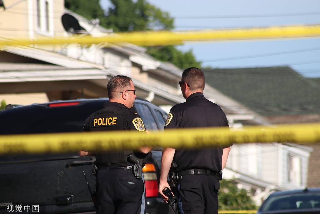 萨尔曼·拉什迪：已下呼吸机，重伤康复中