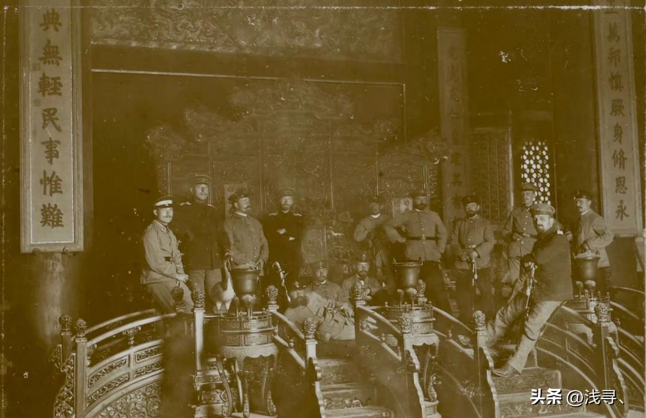 罕见老照片：被迫脱光衣服的女人站在男人堆里，女子门口笑脸迎客