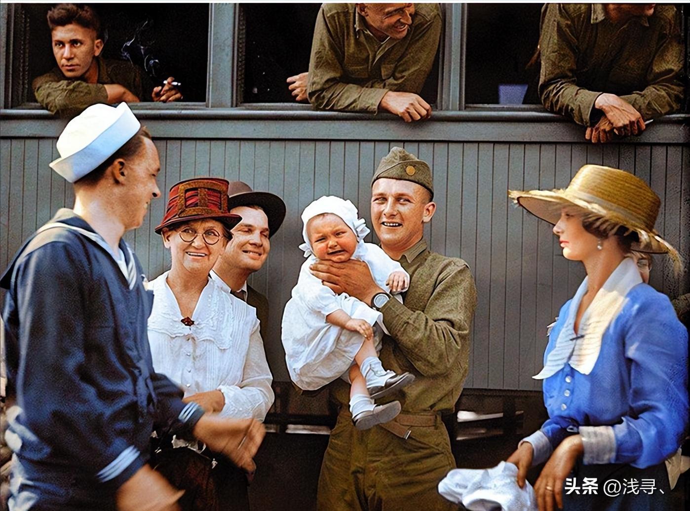 罕见老照片：被迫脱光衣服的女人站在男人堆里，女子门口笑脸迎客