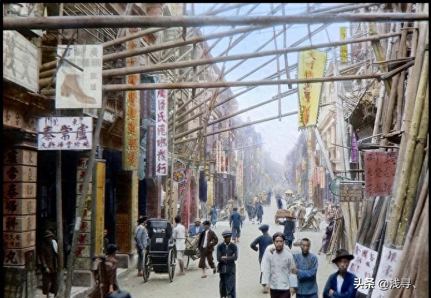 罕见老照片：被迫脱光衣服的女人站在男人堆里，女子门口笑脸迎客