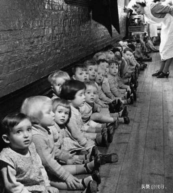 罕见老照片：被迫脱光衣服的女人站在男人堆里，女子门口笑脸迎客