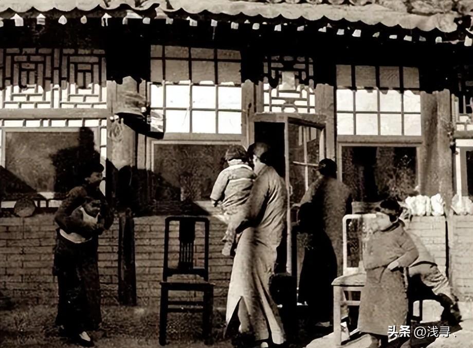 罕见老照片：被迫脱光衣服的女人站在男人堆里，女子门口笑脸迎客