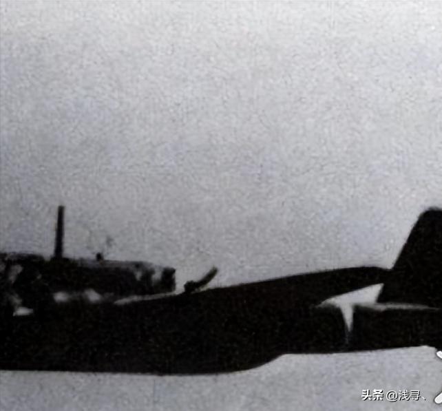 罕见老照片：被迫脱光衣服的女人站在男人堆里，女子门口笑脸迎客