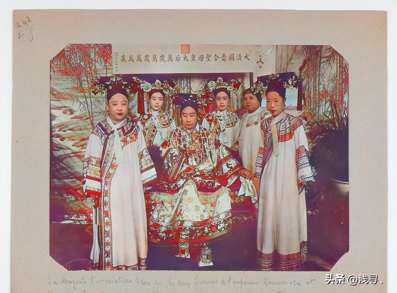 罕见老照片：被迫脱光衣服的女人站在男人堆里，女子门口笑脸迎客