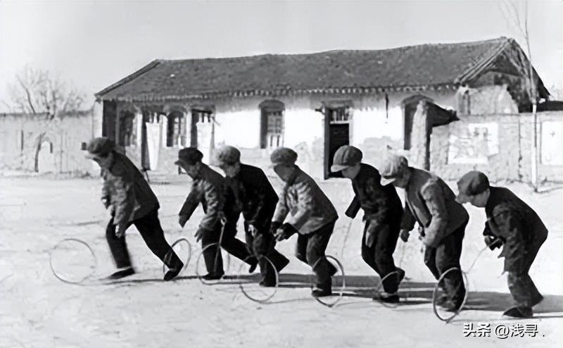 罕见老照片：被迫脱光衣服的女人站在男人堆里，女子门口笑脸迎客