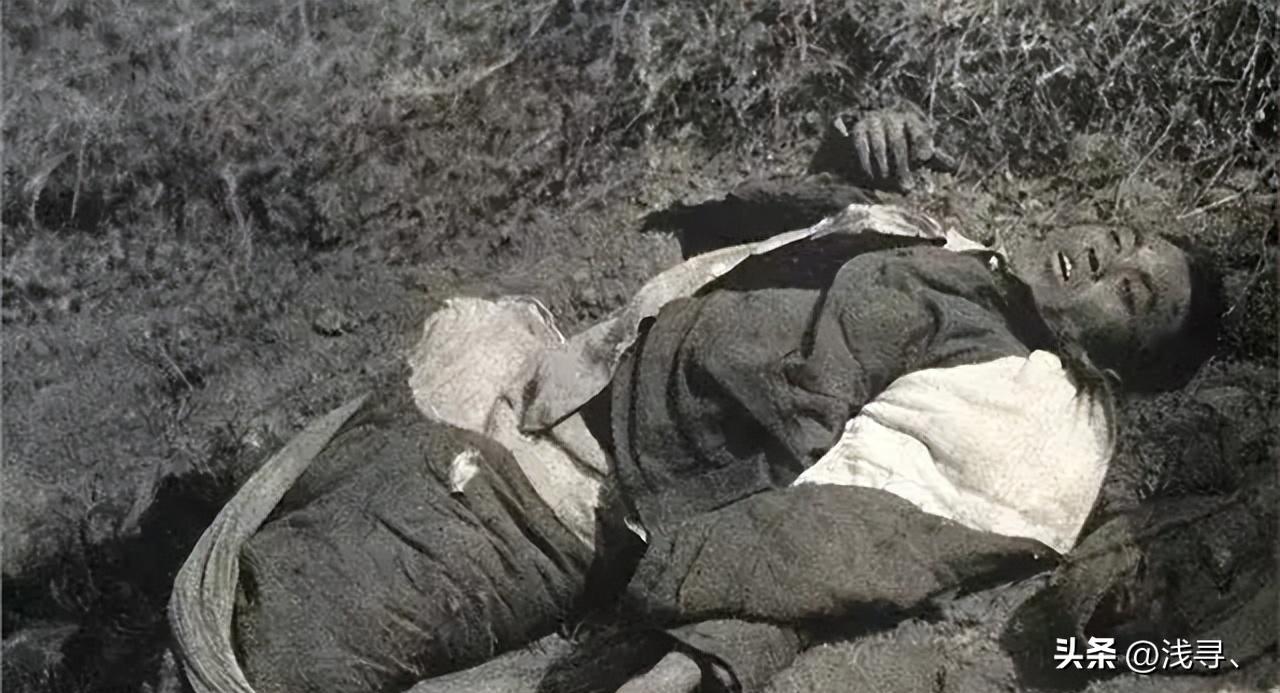 罕见老照片：被迫脱光衣服的女人站在男人堆里，女子门口笑脸迎客