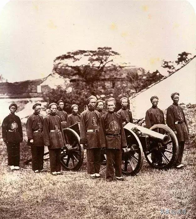 罕见老照片：被迫脱光衣服的女人站在男人堆里，女子门口笑脸迎客