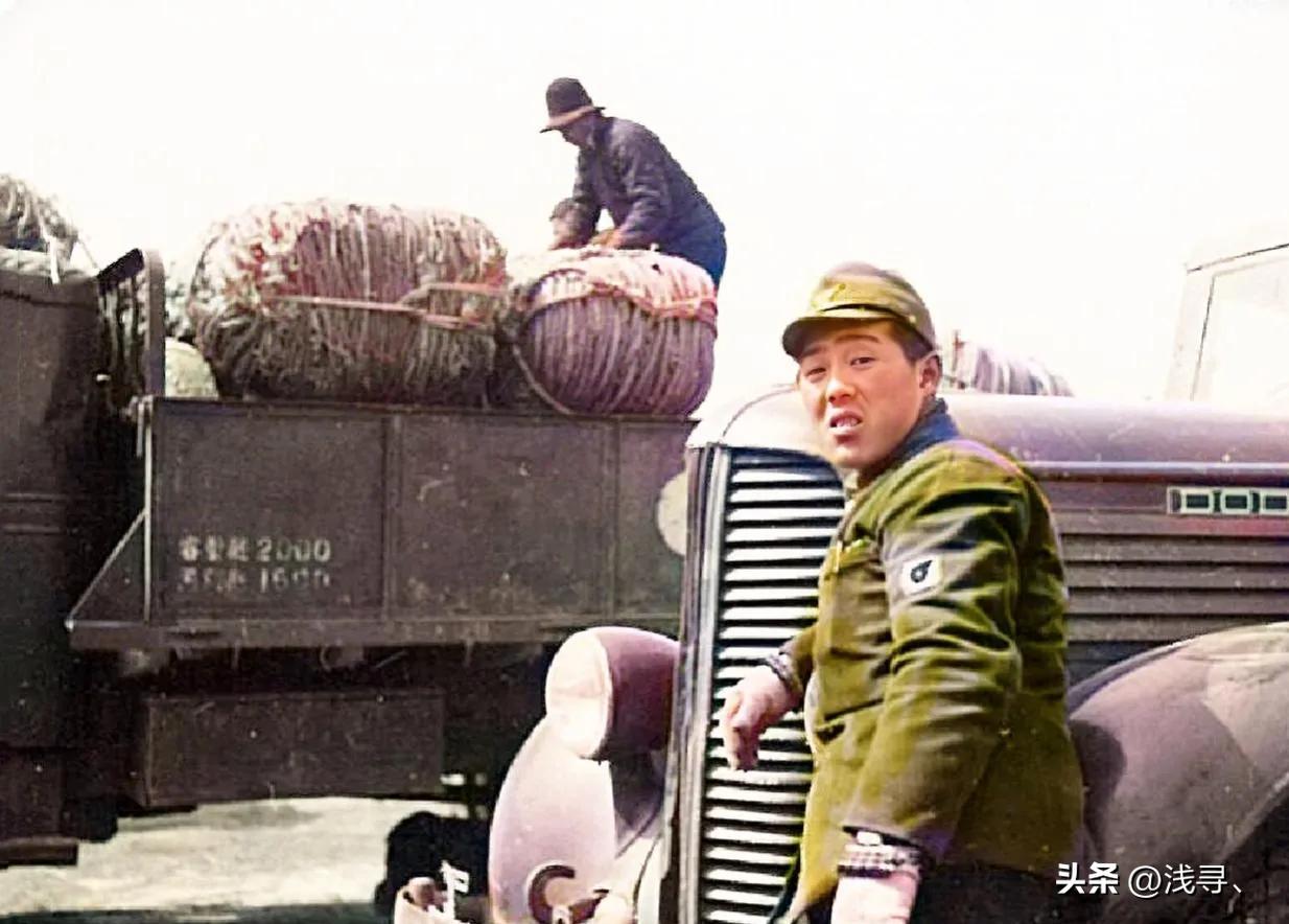 罕见老照片：被迫脱光衣服的女人站在男人堆里，女子门口笑脸迎客