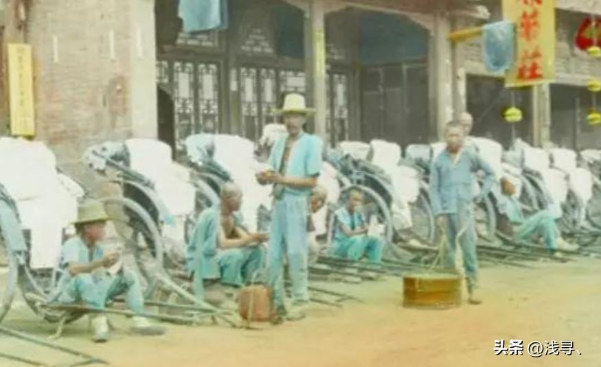 罕见老照片：被迫脱光衣服的女人站在男人堆里，女子门口笑脸迎客