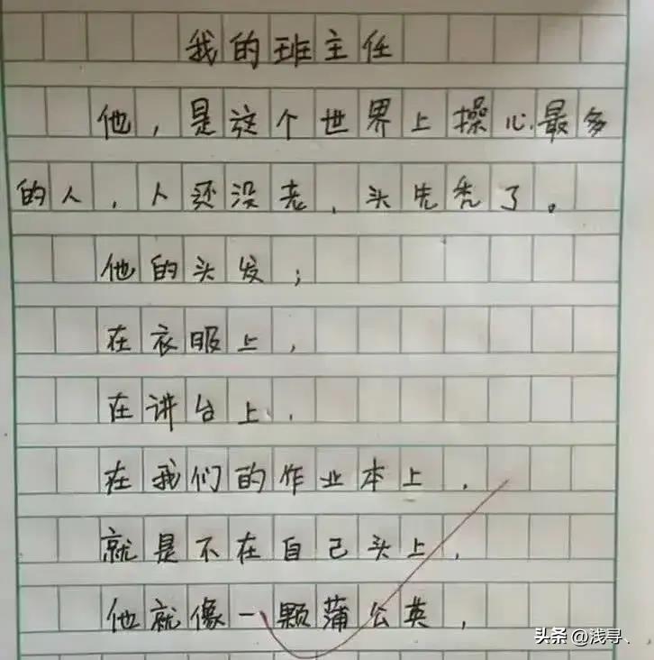 罕见老照片：被迫脱光衣服的女人站在男人堆里，女子门口笑脸迎客