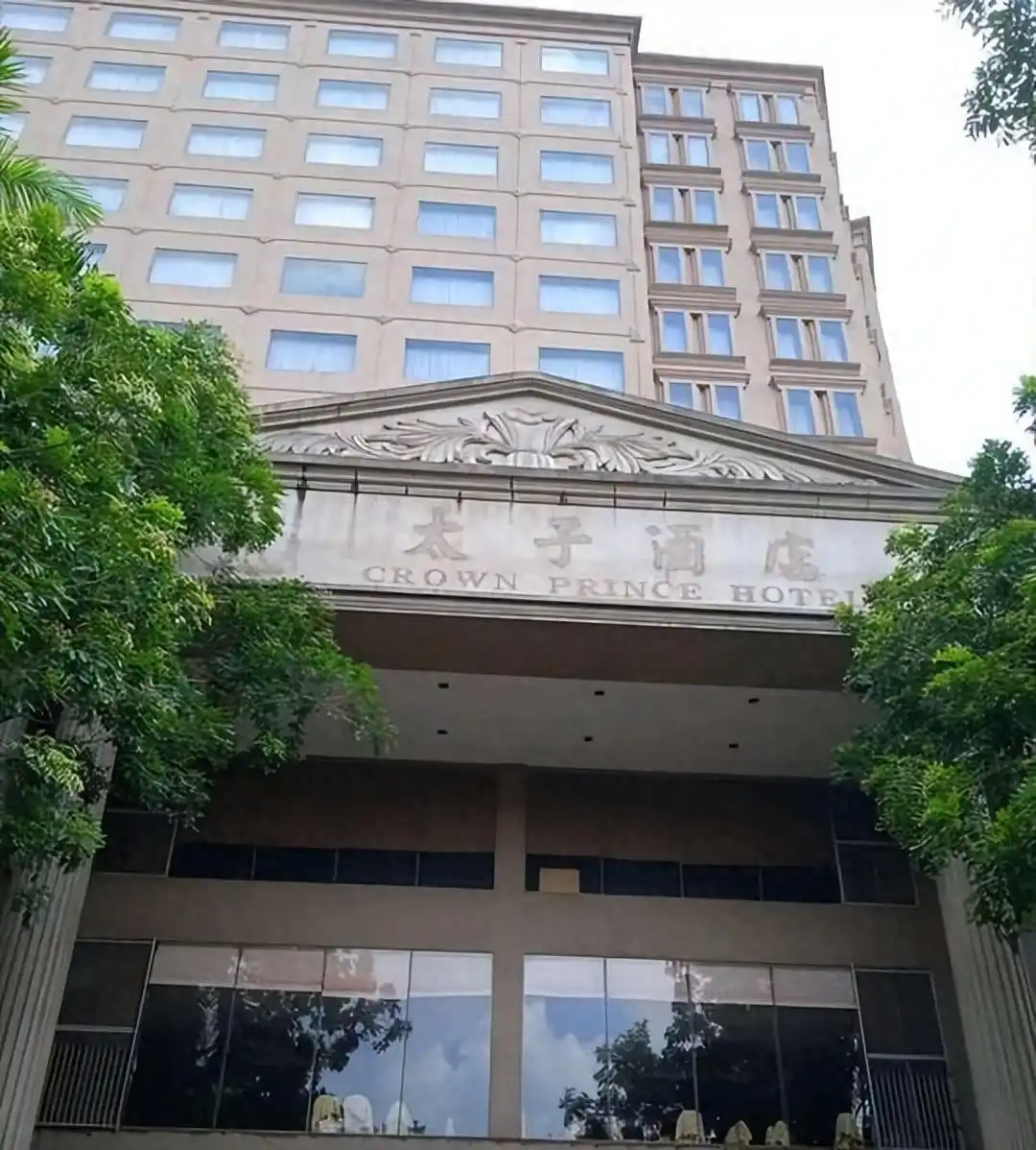 尖东恶霸李泰龙一生呼风唤雨，41岁当街血染鲜血淋漓惨遭残忍砍杀